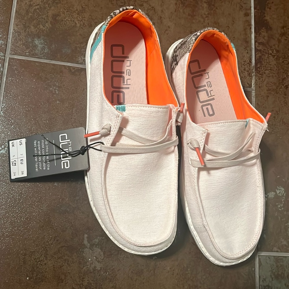 NWT Hey Dude’s- women size 7 - snake linen white